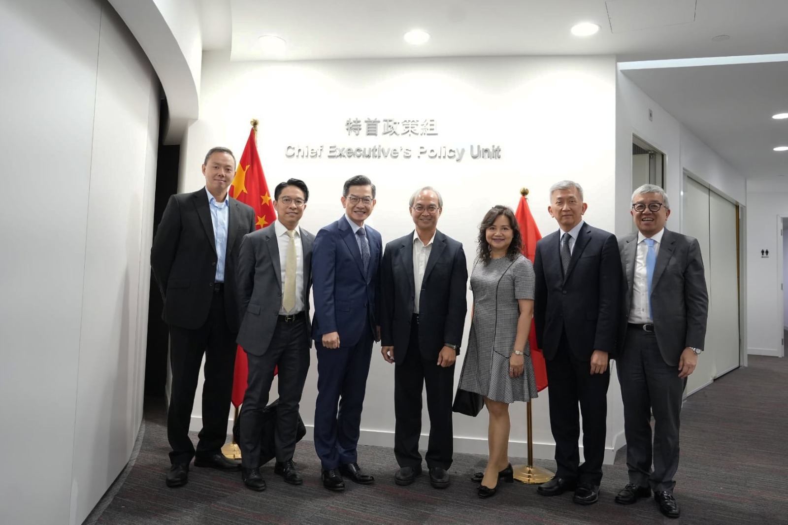 關家明與正美藥品團隊成員會面。