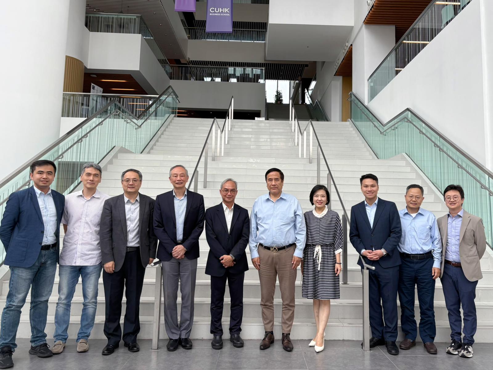 關家明到訪香港中文大學商學院，並與其團隊會面。