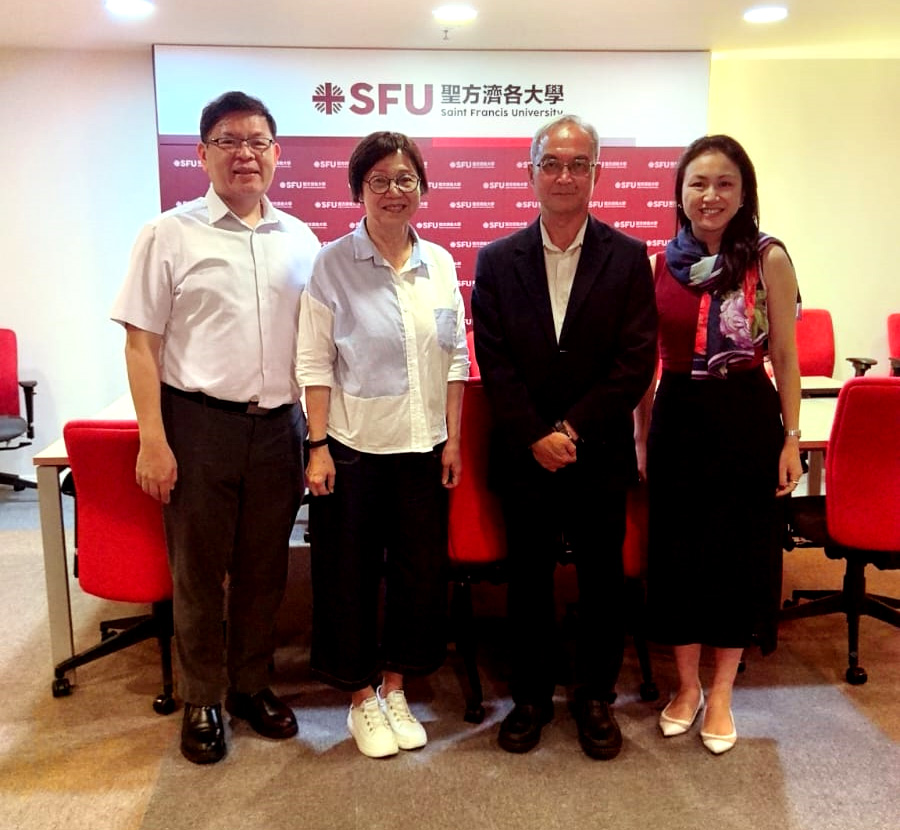 關家明與聖芳濟各大學署理副校長（研究及科技）林靜雯教授和明愛專上學院副教授（湯羅鳳賢社會科學院）暨研究事務處總監羅耀增博士會面。