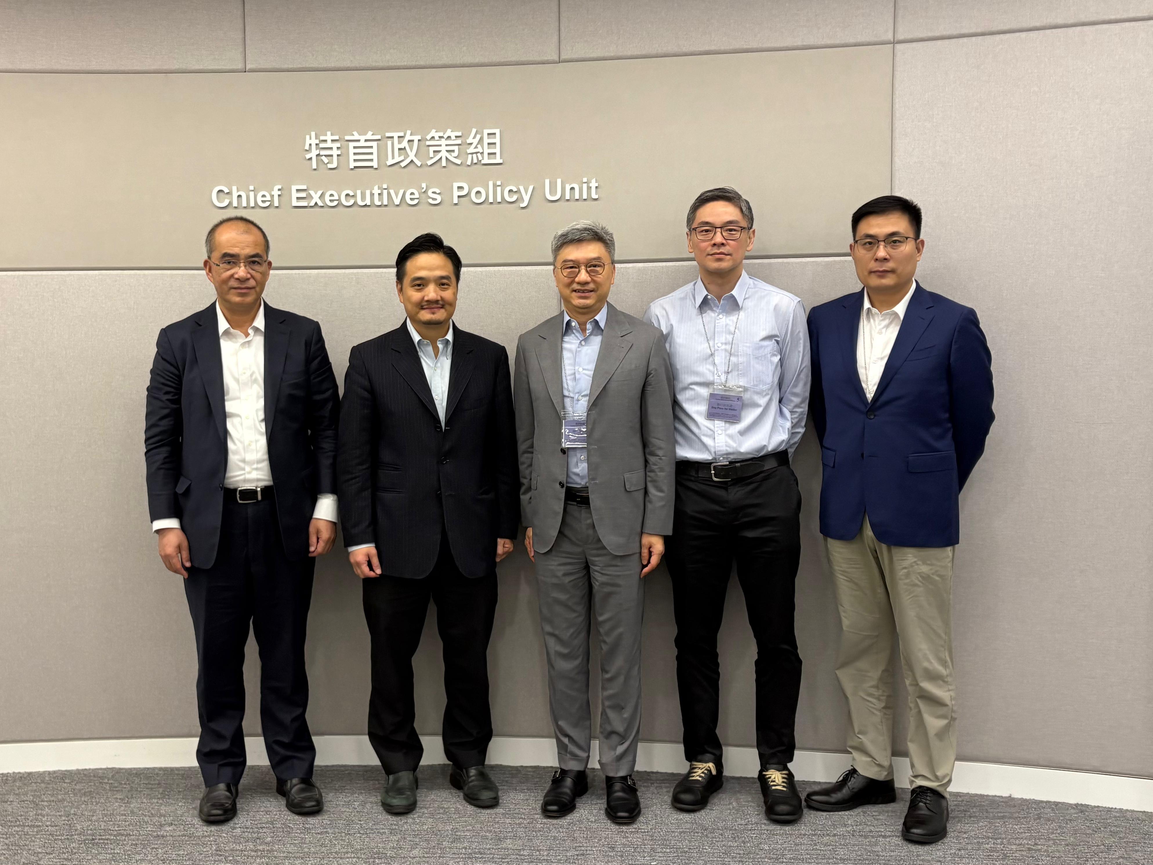 黃元山博士及副組長王春新博士與微眾銀行副行長兼首席信息官兼微眾科技董事馬智濤（中）、富融銀行行政總裁徐源宏（右二），以及微眾銀行數字金融發展部負責人姚輝亞（右一）會面。