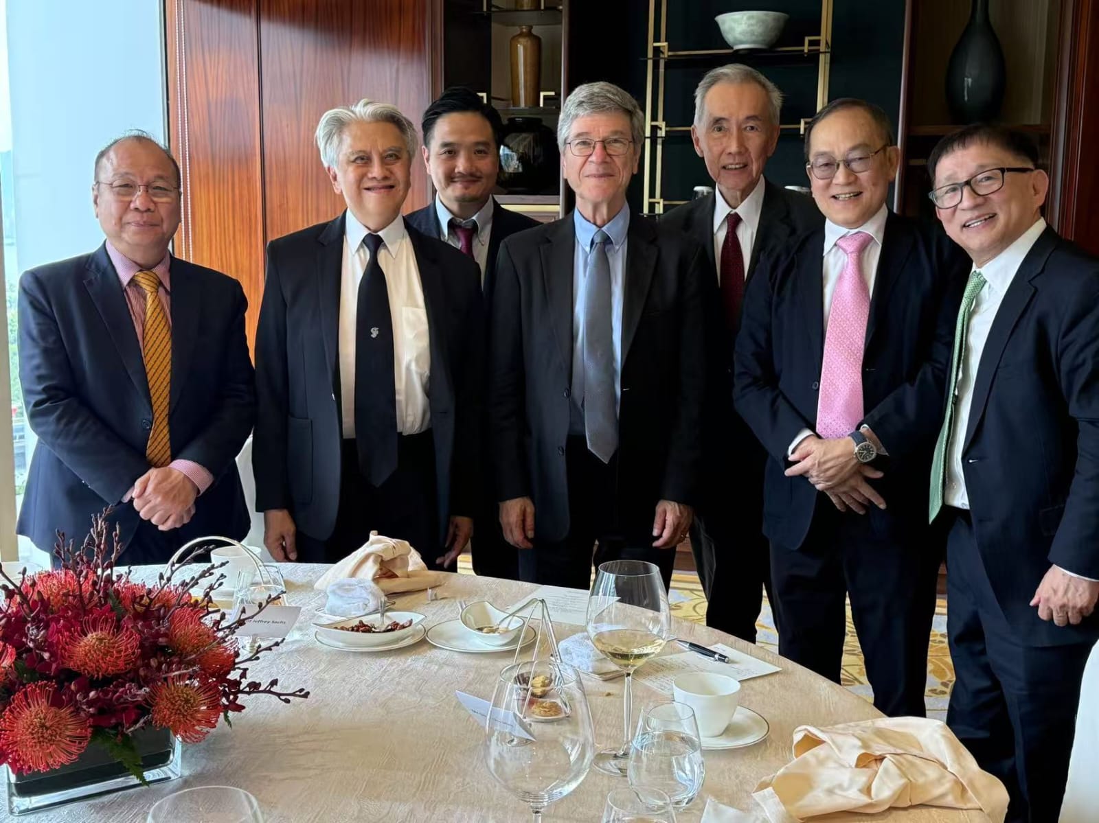 黃元山博士與經濟學家薩克斯教授（中）、信和集團主席黃志祥（右三）、馮華健資深大律師（左二）、香港大學政治學教授李成（右一）等進行交流。