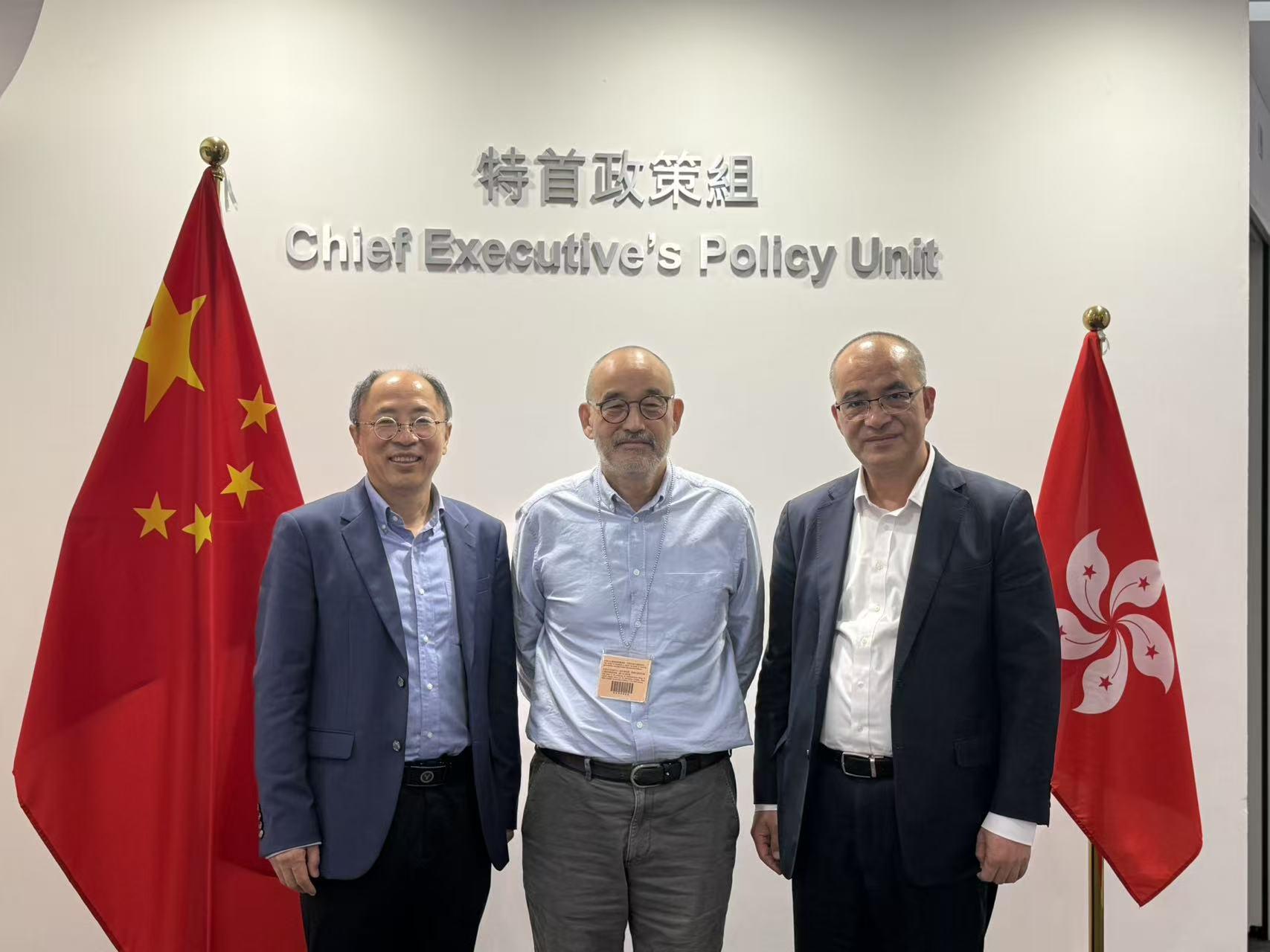 王春新博士與橫琴粵澳深度合作區數鏈數字金融研究院經濟學家朱嘉明（中）會面。