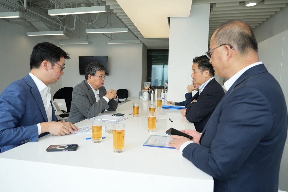 黃元山博士與特首政策組研究策略專家組成員、利豐發展（中國）有限公司及利豐研究中心執行董事張家敏，以及香港大學經經濟及工商管理學院副院長兼亞洲環球研究所總監鄧希煒教授會面。