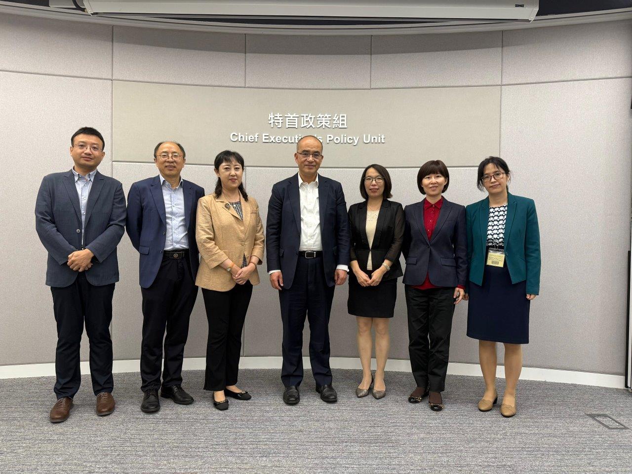 王春新博士與中國社會科學院國家全球戰略智庫全球經濟研究部主任東豔（右三）一行人會面。