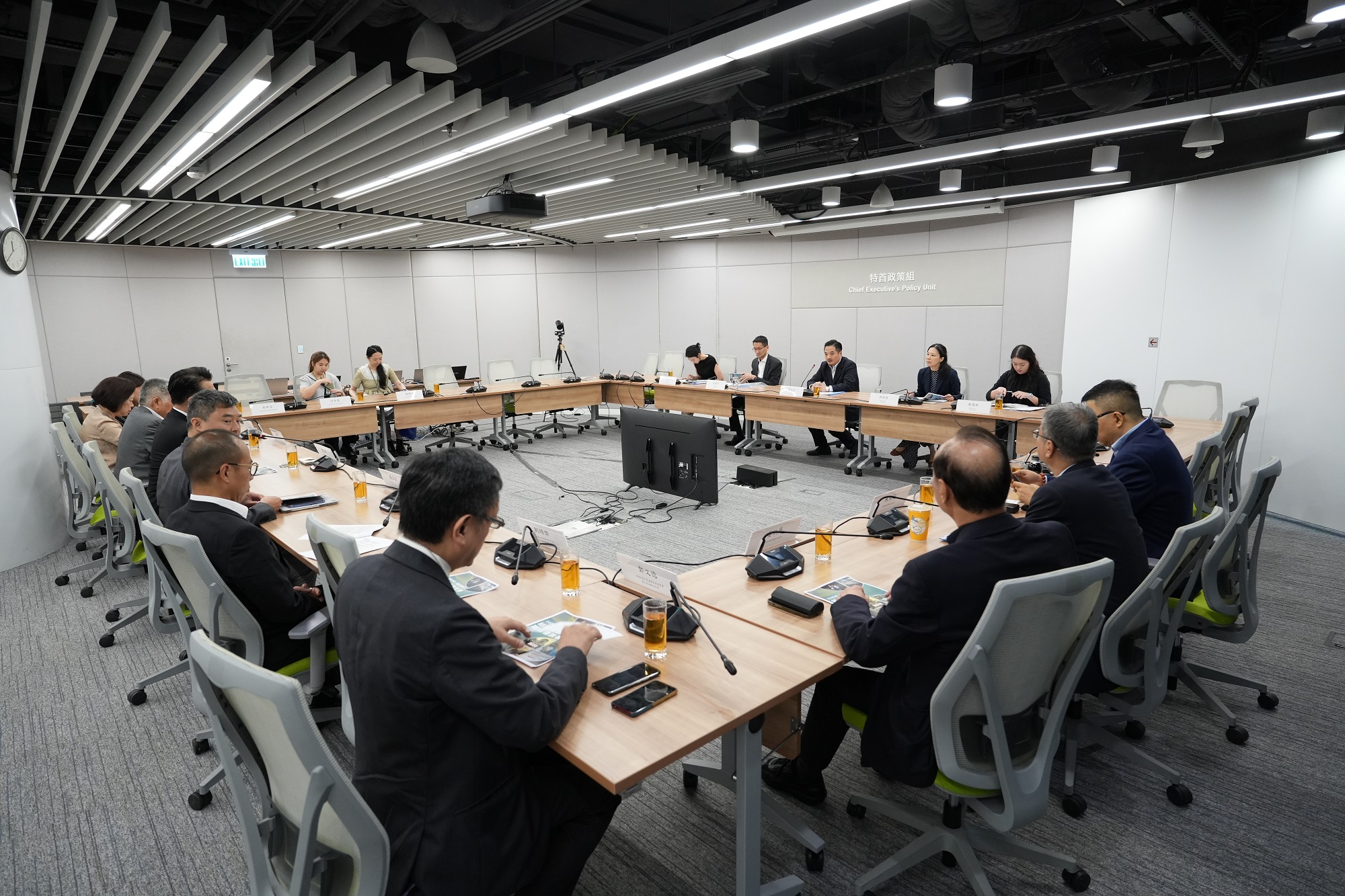 黃元山博士與立法會紡織及製衣界議員陳祖恒、香港紡織商會和香港紡織業聯會代表及業界選委會面。