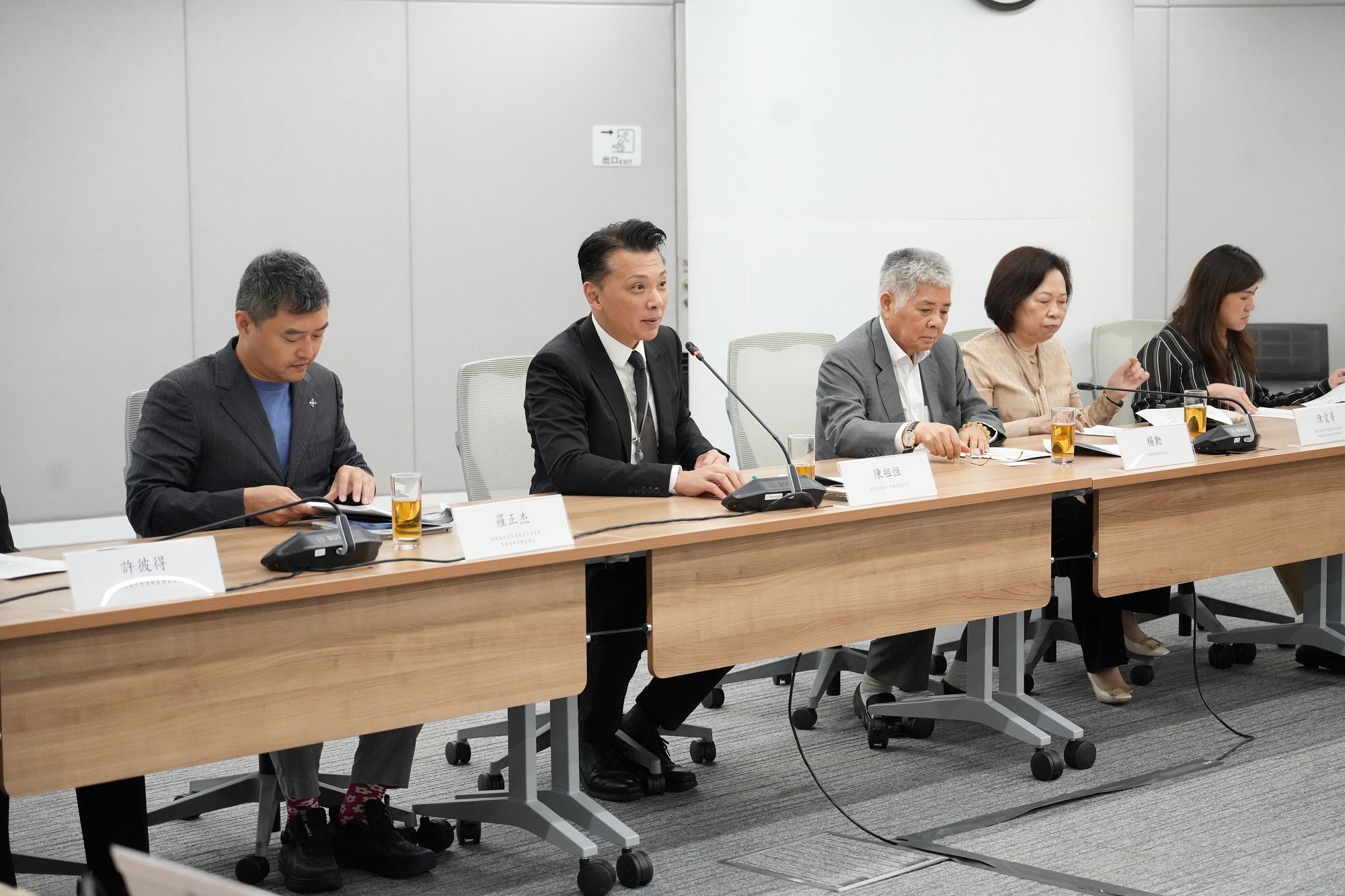 黃元山博士與立法會紡織及製衣界議員陳祖恒、香港紡織商會和香港紡織業聯會代表及業界選委會面。