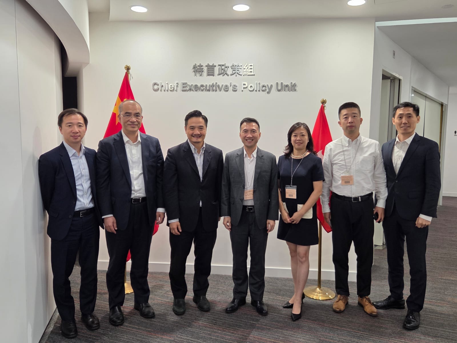 黃元山博士和副組長王春新博士與香港華為國際有限公司行政總裁陳建韓（中）、副行政總裁黃家恒（左一）、計算解決方案銷售部部長趙學鵬（右一）、華為企業計算Marketing與解決方案銷售部長鎖斐（右三）及華為計算產品線副總裁陳超（右二）會面。