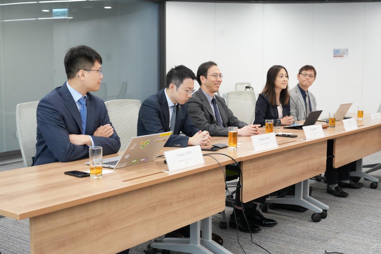 黃元山博士與羅氏大藥廠的團隊會面。