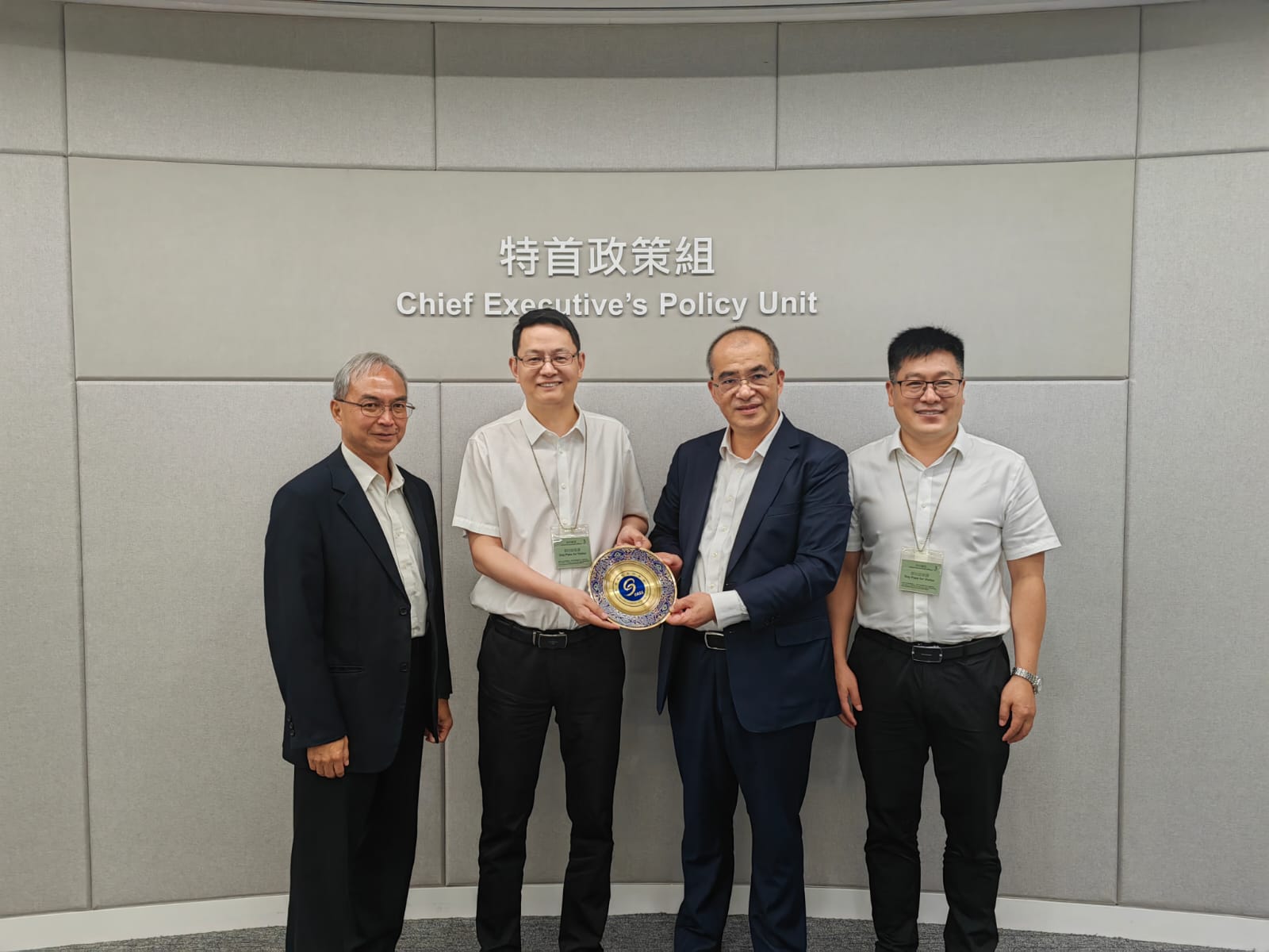 王春新博士和關家明與北京市社會科學院國際問題研究所所長劉波（左二）及其團隊會面。