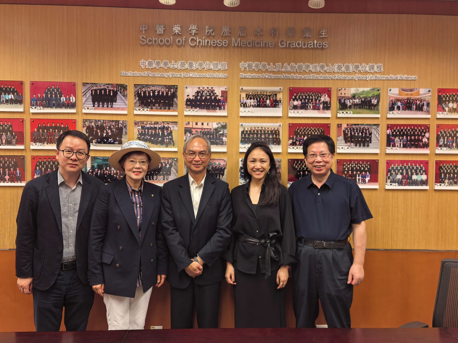 關家明與香港浸會大學中醫藥學院代表，包括吳文政中醫藥臨床研究所副所長李敏教授（左二）、中藥標準化研究中心主任陳虎彪教授（右一）、副教授許軍（左一）會面。