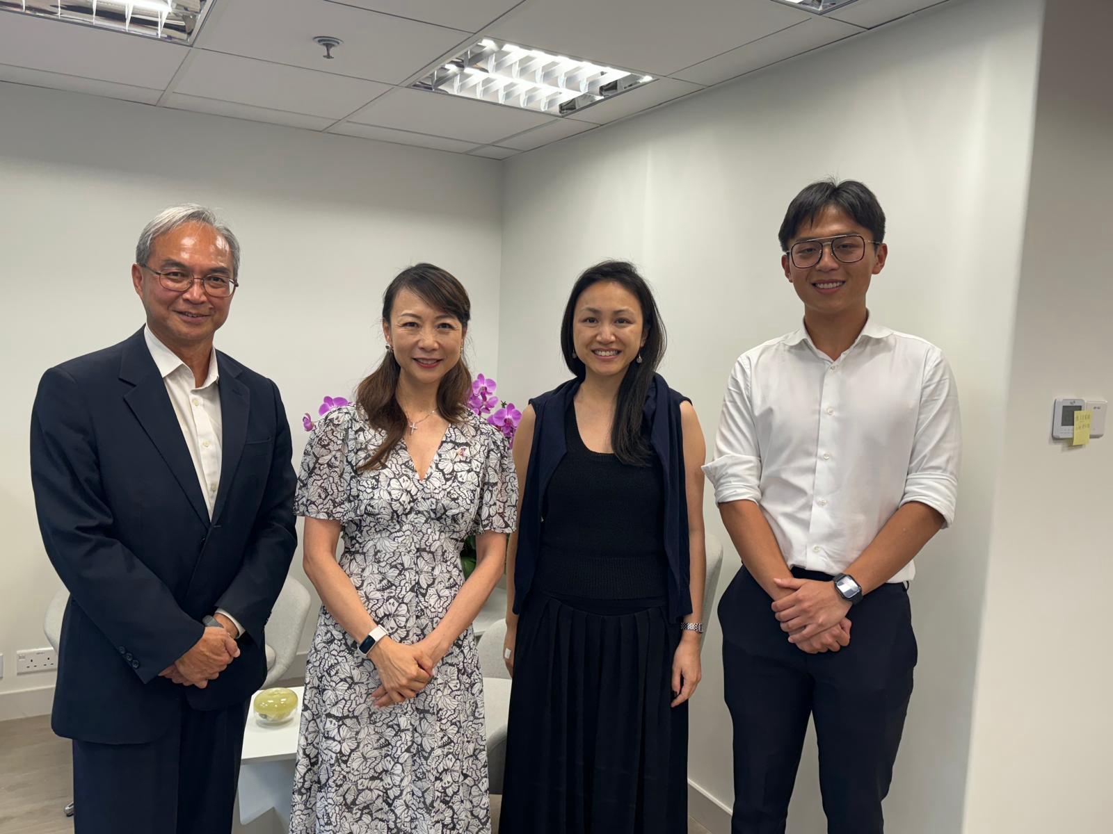 關家明與香港演藝學院校長陳頌瑛教授（左二）會面。