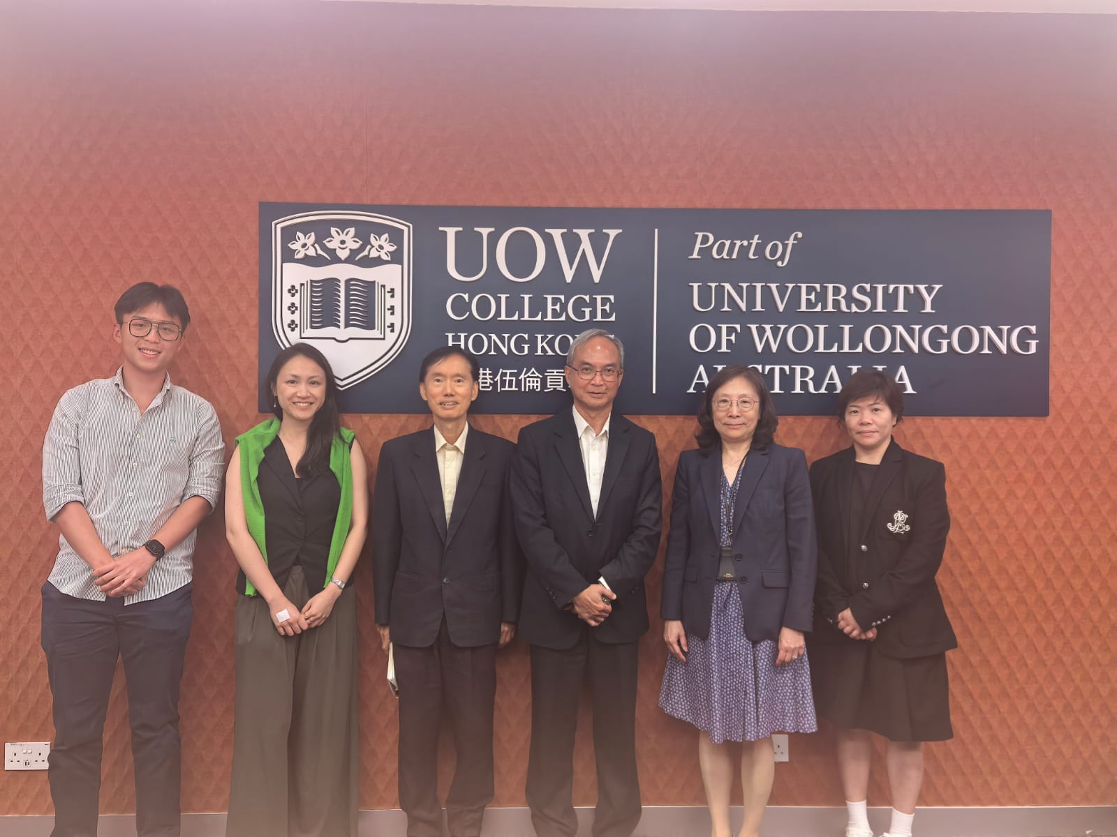 關家明與香港伍倫貢學院校長曾嘉勵（右二）、副校長蔡耀權博士（左三）和財務及營運總監陳瑤冰會面。