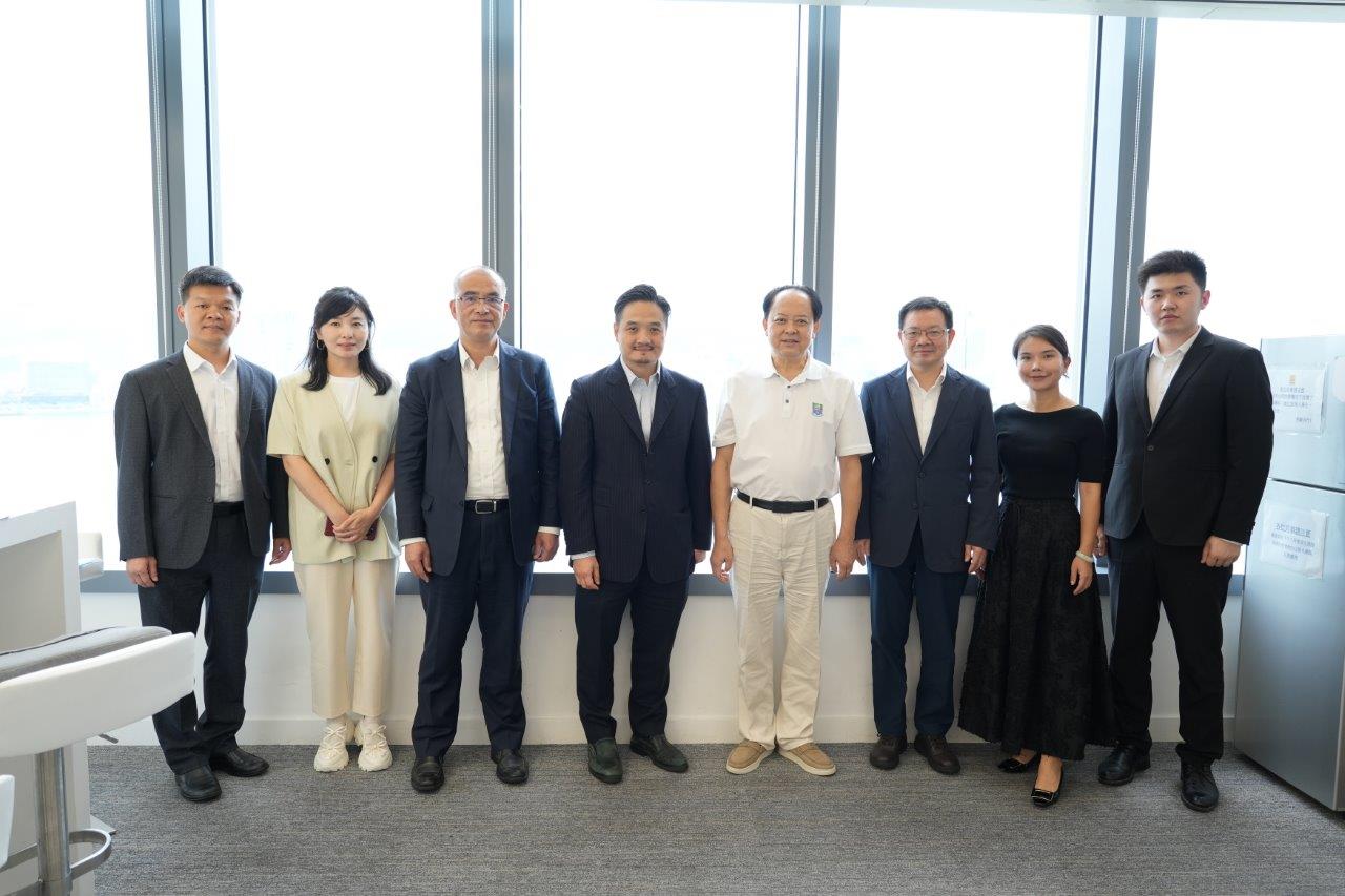 黃元山博士與全國政協委員舒心博士（右四）、紫荊文化集團綜合管理部部長周洪威（右三）和處長翟毓紅（左二），以及夢幻文旅（香港）董事長助理張盈盈（右二）會面。