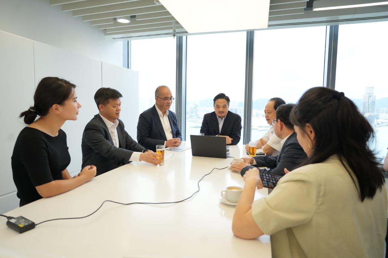 黃元山博士與全國政協委員舒心博士（右四）、紫荊文化集團綜合管理部部長周洪威（右三）和處長翟毓紅（左二），以及夢幻文旅（香港）董事長助理張盈盈（右二）會面。