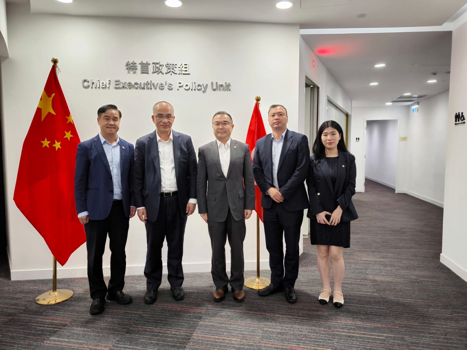 王春新博士與香港中旅集團集團副總經理簡易（中）、集團港澳工作部副總經理程春華（左一）、集團港澳工作部港澳業務室主任張斌（右二）和集團港澳工作部港澳業務室資深業務主管李佳慧（右一）會面。