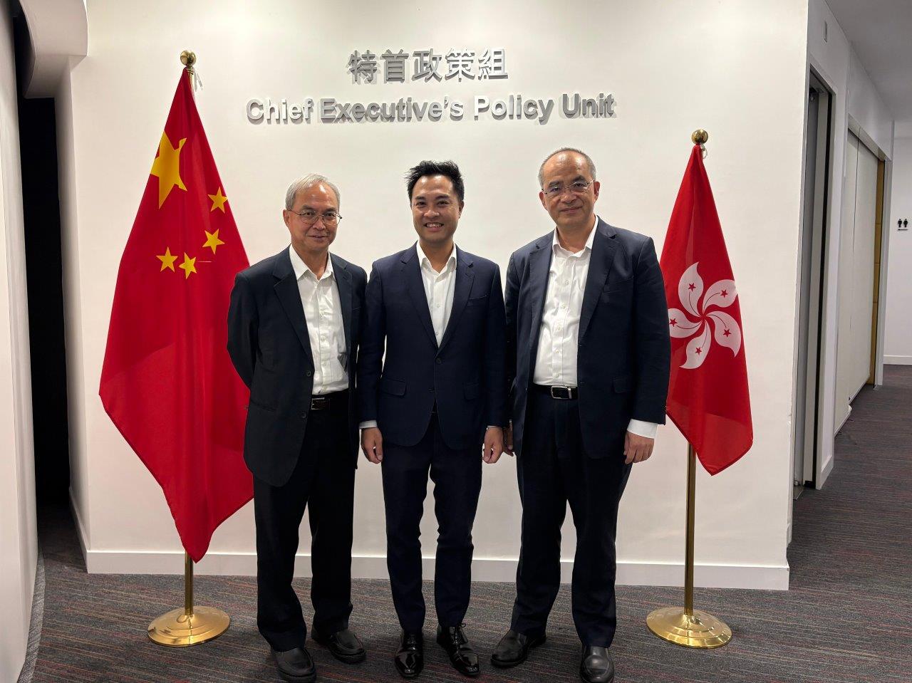 王春新博士和關家明與前海管理局首席港澳聯絡專家黃梓謙（中）會面。