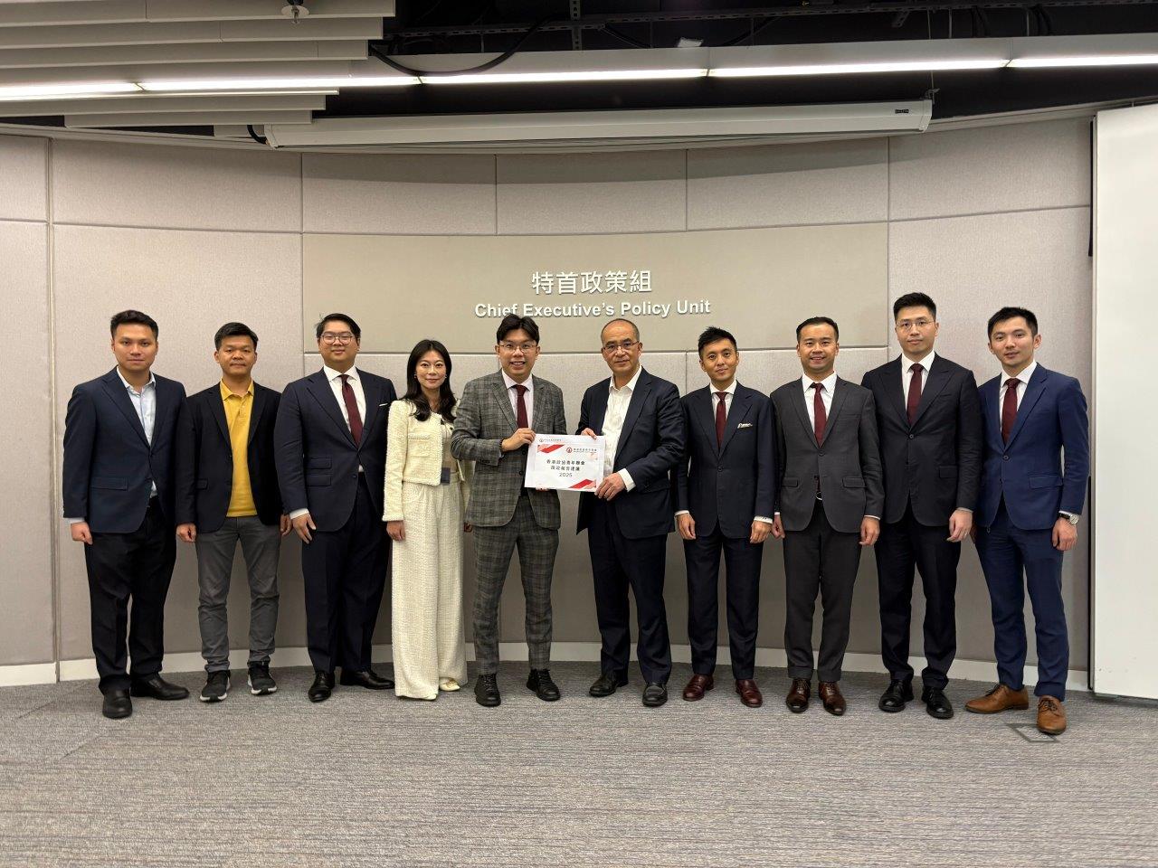 王春新博士與香港政協青年聯會主席沈慧林（左五）及其團隊會面。