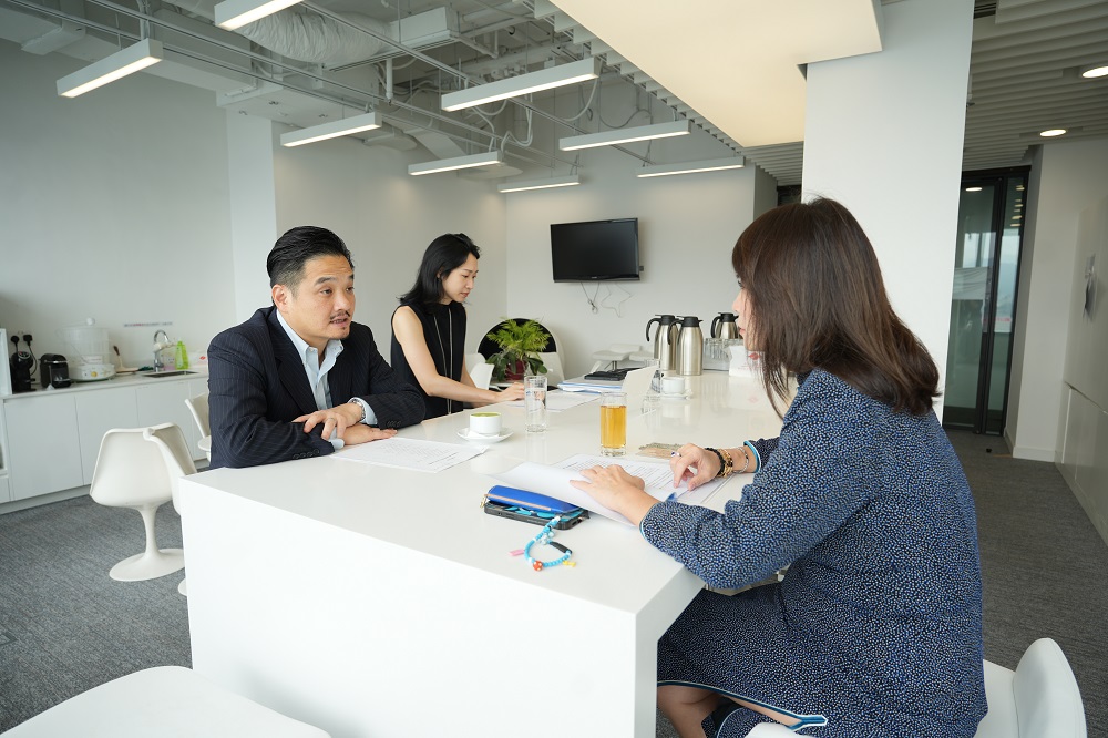 黃元山博士與立法會議員江玉歡會面。