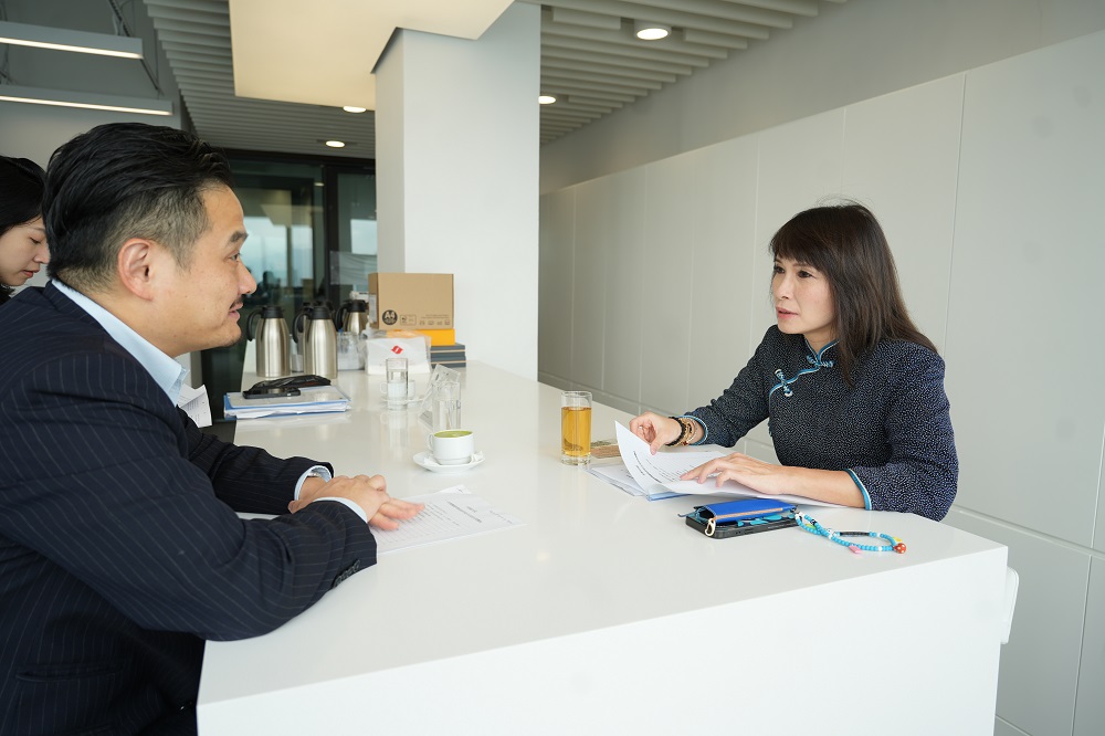 黃元山博士與立法會議員江玉歡會面。