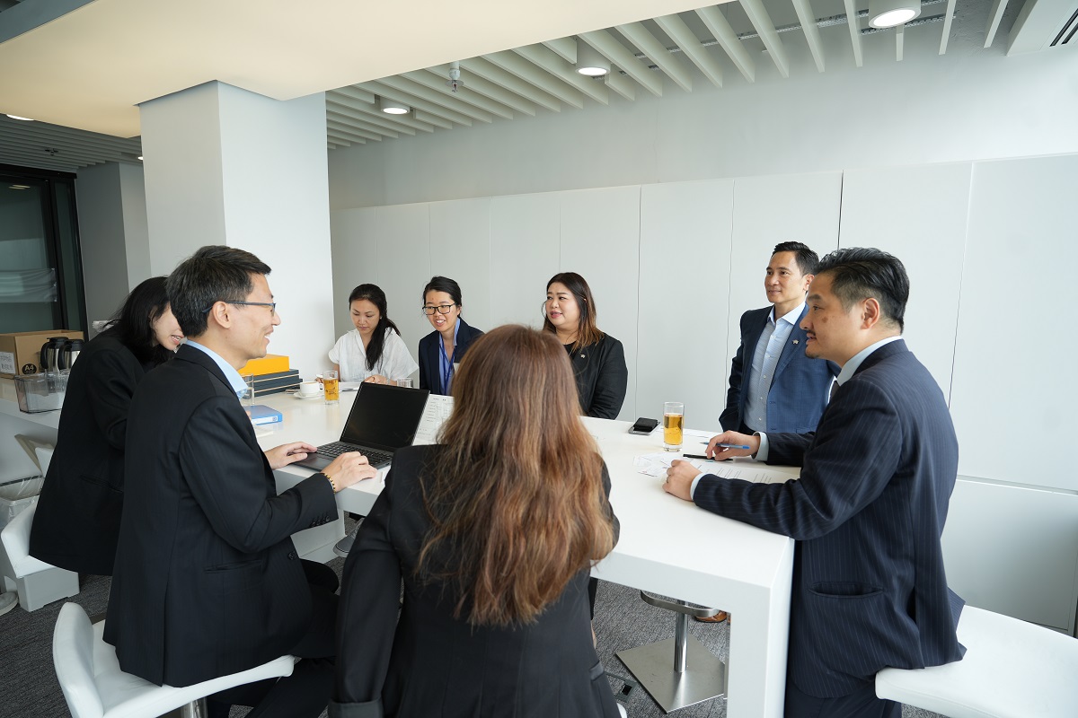 黃元山博士與保誠保險代表會面。