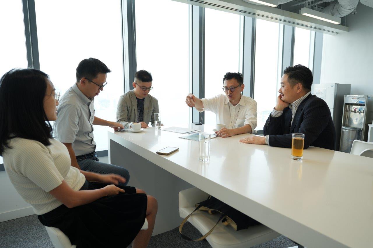 黃元山博士與Pagoda智庫聯合創辦人徐家健博士（右二）及其團隊會面。
