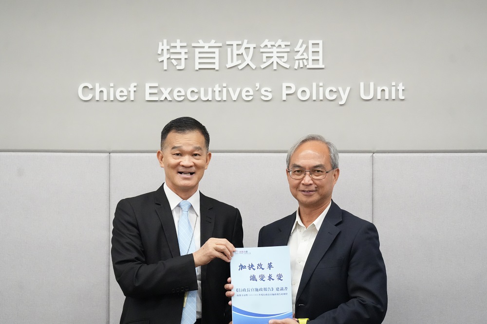 政賢力量主席蘇祉祺博士（左）向關家明提交對2025年《施政報告》的建議書。