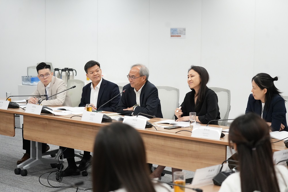 關家明聆聽政賢力量成員就2025年《施政報告》作出的建議。
