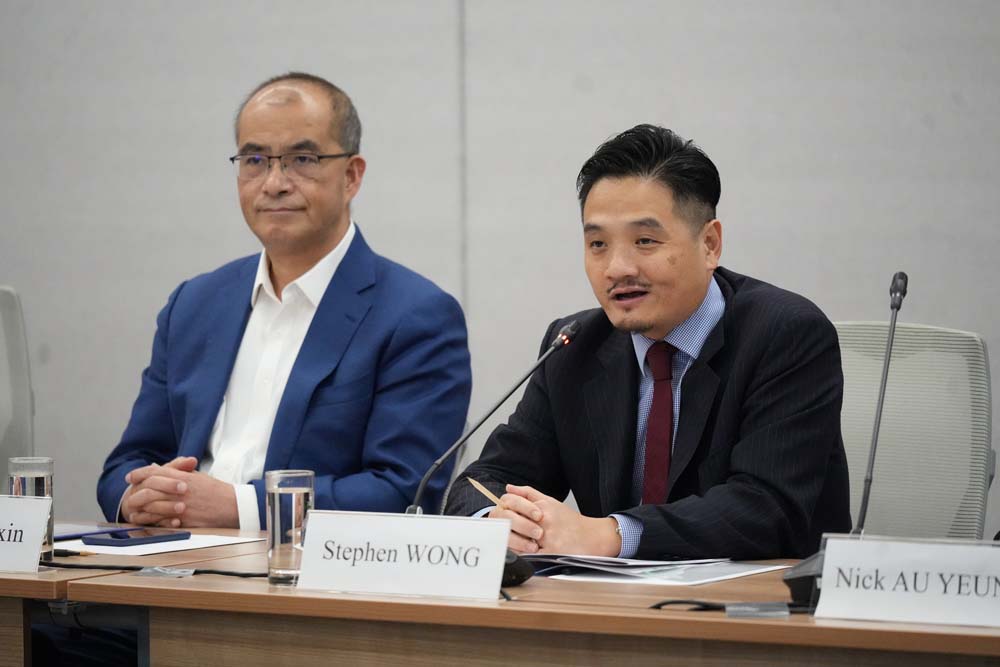 黃元山博士與副組長歐陽力、王春新博士及關家明等，聆聽各智庫代表的意見。