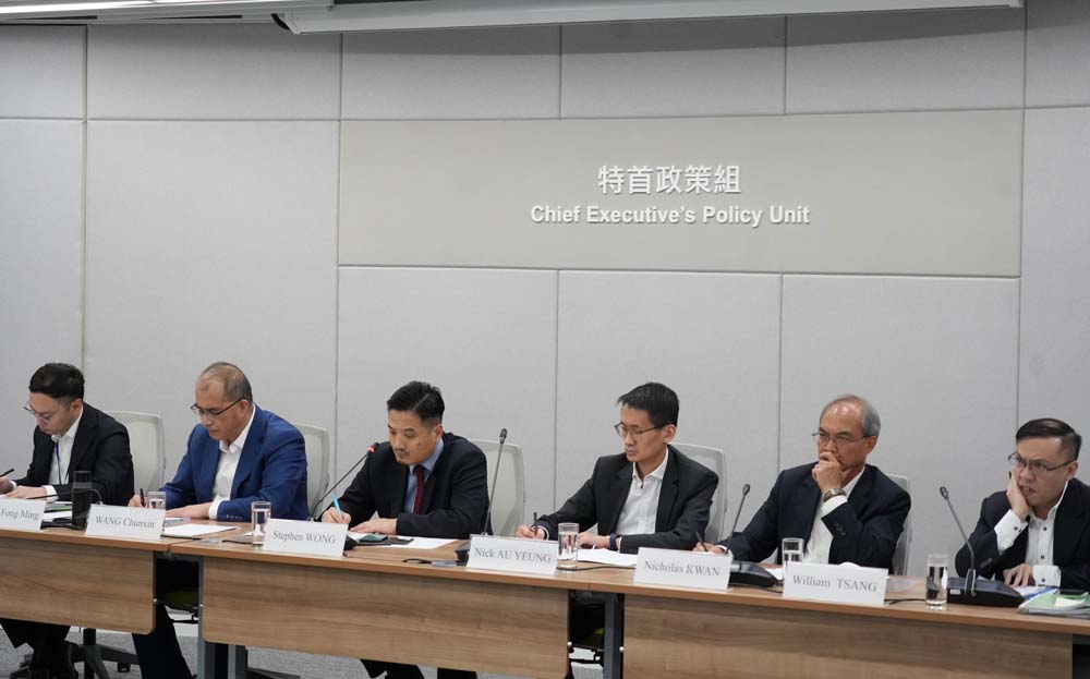 黃元山博士與副組長歐陽力、王春新博士及關家明等，聆聽各智庫代表的意見。