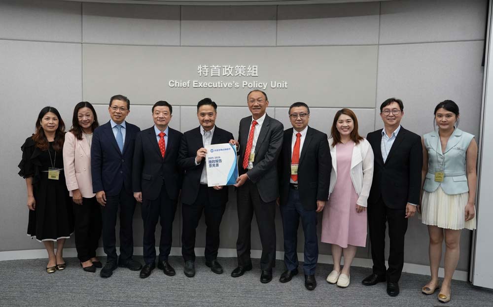 黃元山博士與香港深圳社團總會會面，包括會長鄧清河（右五）、常務副會長兼發展策略研究委員會主任方舟（左四）、基金會主席兼常務副會長陳健平（左三）、常務副會長兼常務副秘書長陳秋嫻（左一）、發展策略研究委員會委員林素蔚議員（右三）、羅璇（左二）、馬紹祥（右二）、陳少波（右四）及曾紫蕾（右一）。