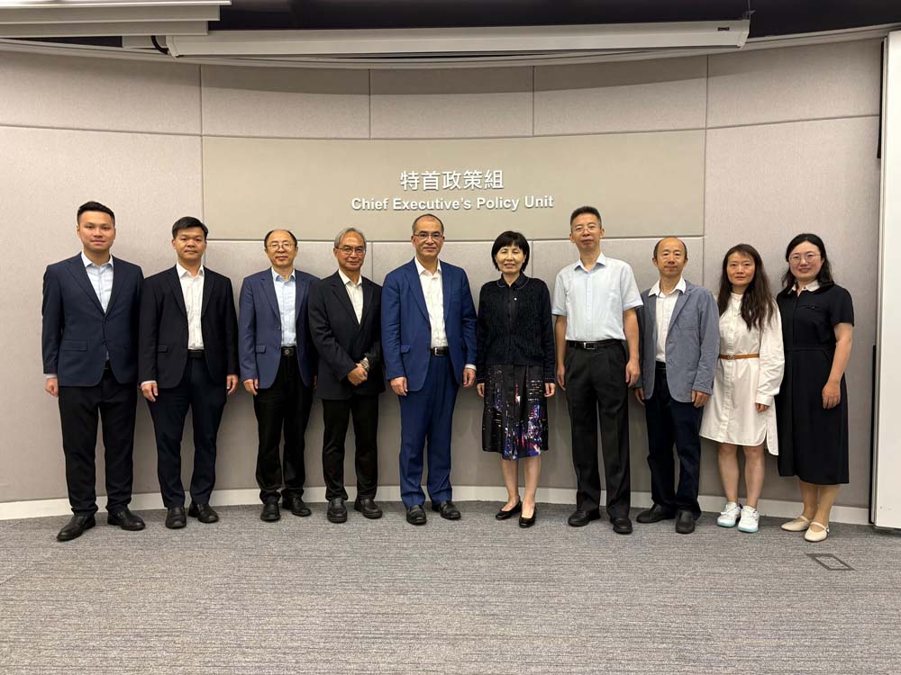 王春新博士和關家明與中央黨史和文獻研究院代表會面，包括第三研究部主任傅頤（左五）、第三研究部副主任沈路濤（右四）、第五研究部副主任徐洋（右三）、第三研究部處長王淑翩（右一）及第三研究部副處長王艷（右二）。