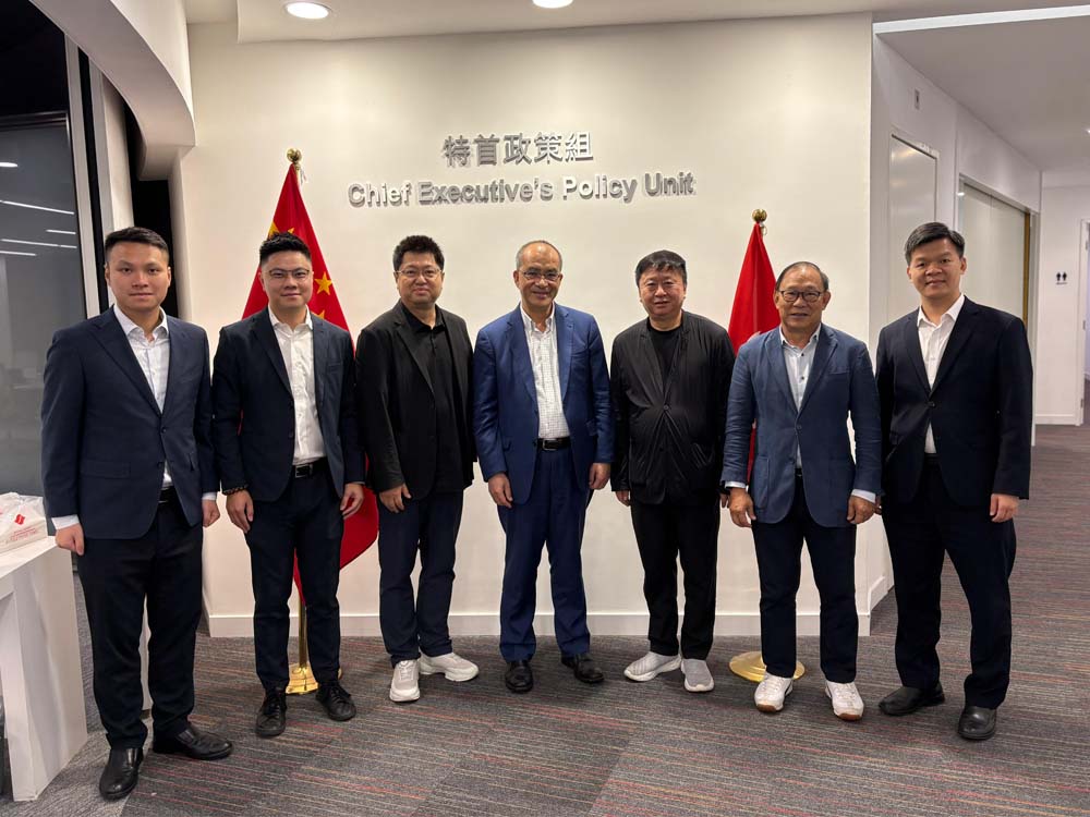 王春新博士與全國政協港區委員梁志祥（右二）、晶泰科技集團副總裁王文韜（左三）、晶泰壽光蔬菜智能種業公司董事長彭志宏（右三 ），以及元朗區青年建設委員會主席兼明基金會主席莊展銘（左二）會面。