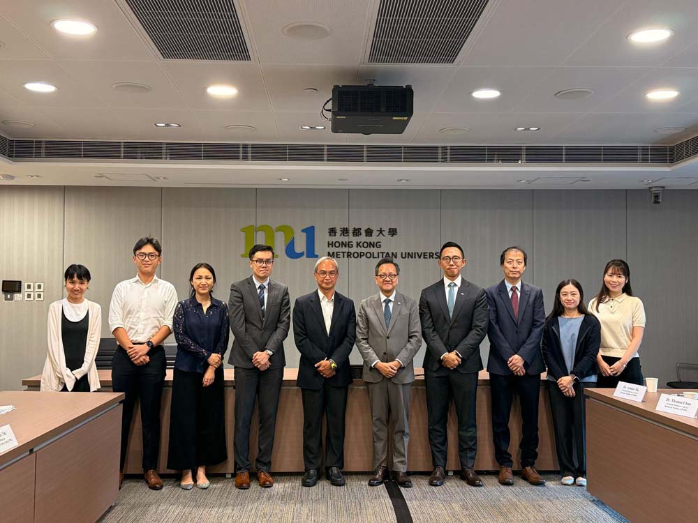 關家明與香港都會大學副校長（行政及機構發展）兼公共及社會政策研究中心主任鄺志良教授（右五）、署理社會科學系主任助理教授兼公共及社會政策研究中心副主任岑俊達博士（右四）、公共及社會政策研究中心研究成員馬耀宗博士（左四）、侯翠鸞博士（右二）、林藹陽博士（左一）、陳國灝博士（右三）及曾曉苓博士（右一）會面。