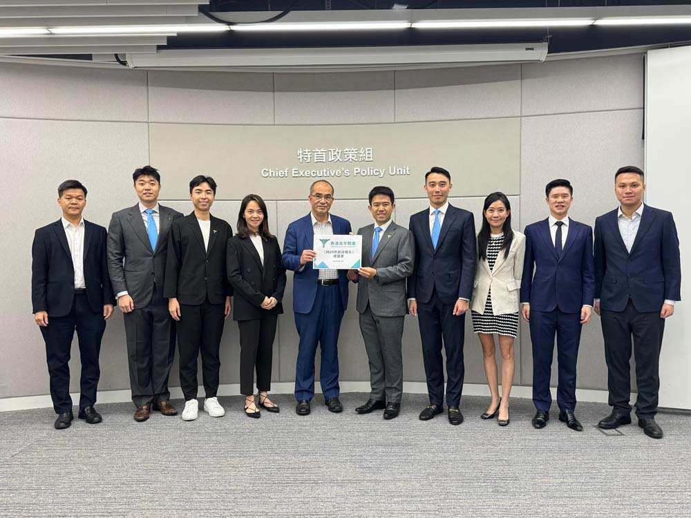 王春新博士與香港青年聯會代表會面，包括主席蔡曜陽（右五）、常務副主席容詩蘊（左四）、副主席麥融斌（右四）、秘書長楊卓諺（左三）、常務副秘書長余嘉權（右二）、副秘書長李嘉洲（左二）及黃觀敏（右三）。