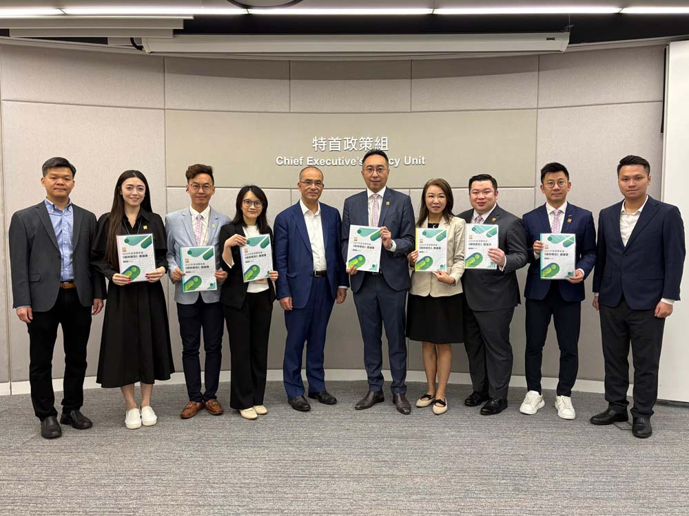 王春新博士與香港菁英會主席黃進達（右五）、副主席謝海發（右二）、高松傑（左三）、黃麗芳（左四）、⁠梁思韻（右四）、龍允生（右三）、秘書長⁠梁琬雯（左二）等人會面。