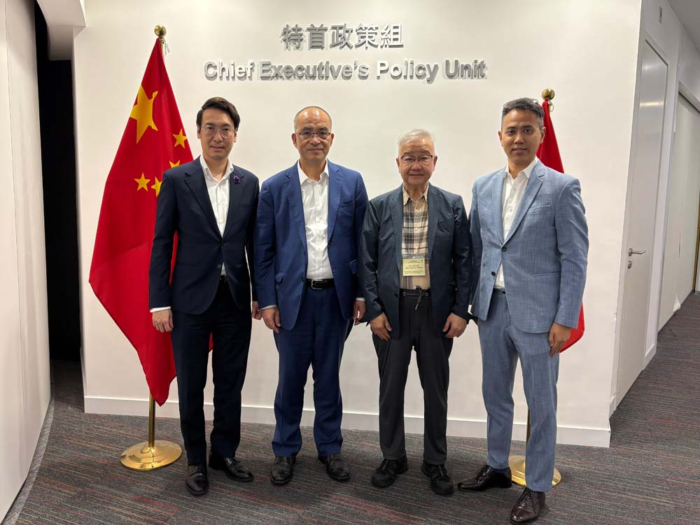 王春新博士與康亞有限公司董事李志生（右二）、展覽集團有限公司主席王學譜（左一）及展覽集團（活動管理）有限公司項目合夥人黃思遠（右一）會面。