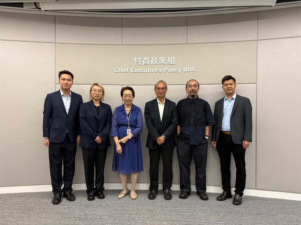 關家明與香港發展策略研究所主席陳婉嫻（左三）、成員胡恩威（右二），以及英皇娛樂演唱會總監鄭慧瑩（左二）會面。