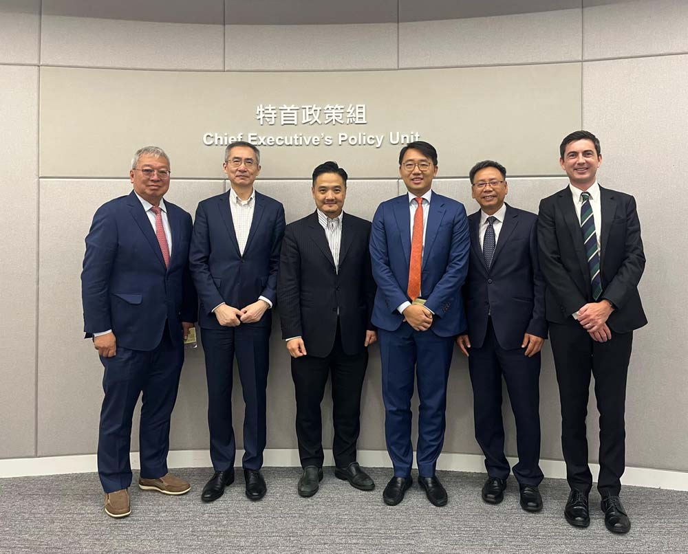 黃元山博士與城巴有限公司主席兼行政總裁張堃（右三）、董事總經理鍾澤文（右二）、公司策略總監冬天樂（右一），以及漢思集團行政總裁楊冬（左二）和執行董事李偉強（左一）會面。
