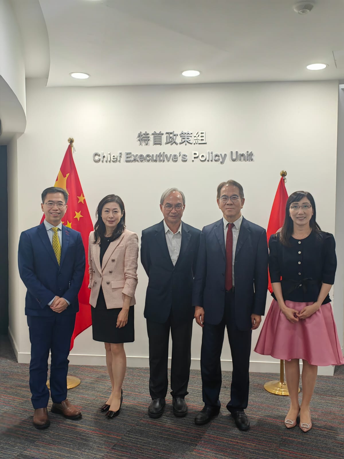 關家明與特首政策組專家組成員周伯展醫生（右二）、香港執業眼科醫生會會長袁淑賢醫生（右一）、香港眼科醫學院院長楊鳳儀醫生（左二）及香港眼科學會會長任卓昇教授（左一）會面。