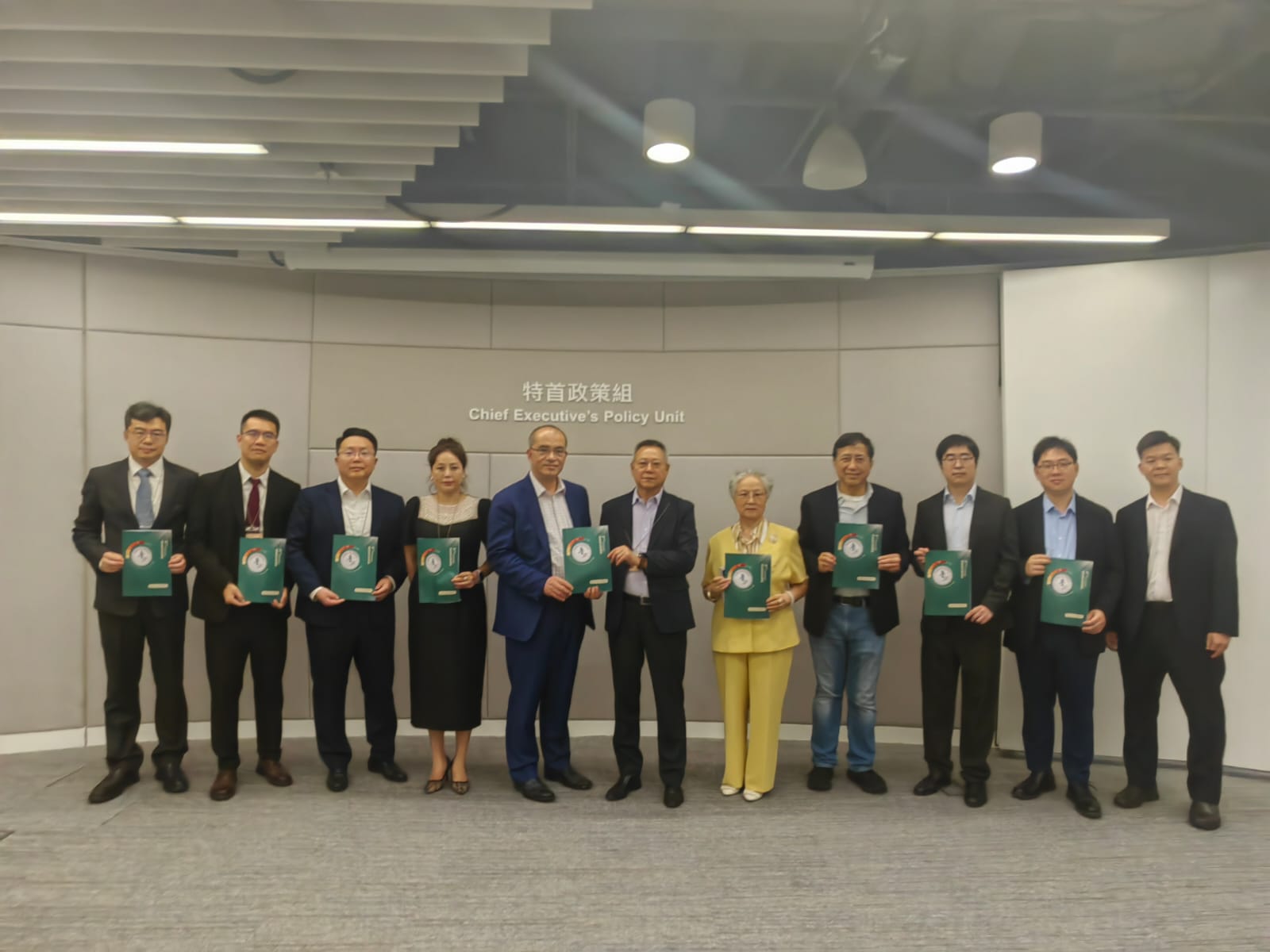 王春新博士與香港山東社團總會成員王家惠（右六）及董瑞婷（右五）等人會面。