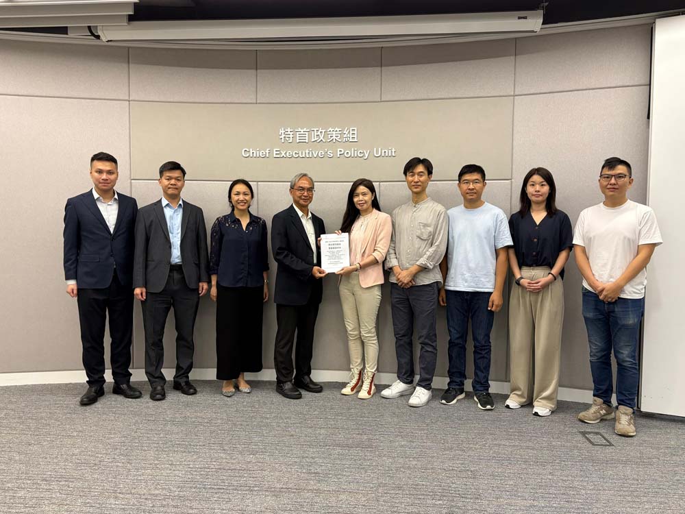 關家明與香港社區組織協會副主任施麗珊（中）、助理主任王智源（右三）、社區組織幹事張楚瑜（右二）、彭鴻昌（右四）及連瑋翹（右一）會面交流。