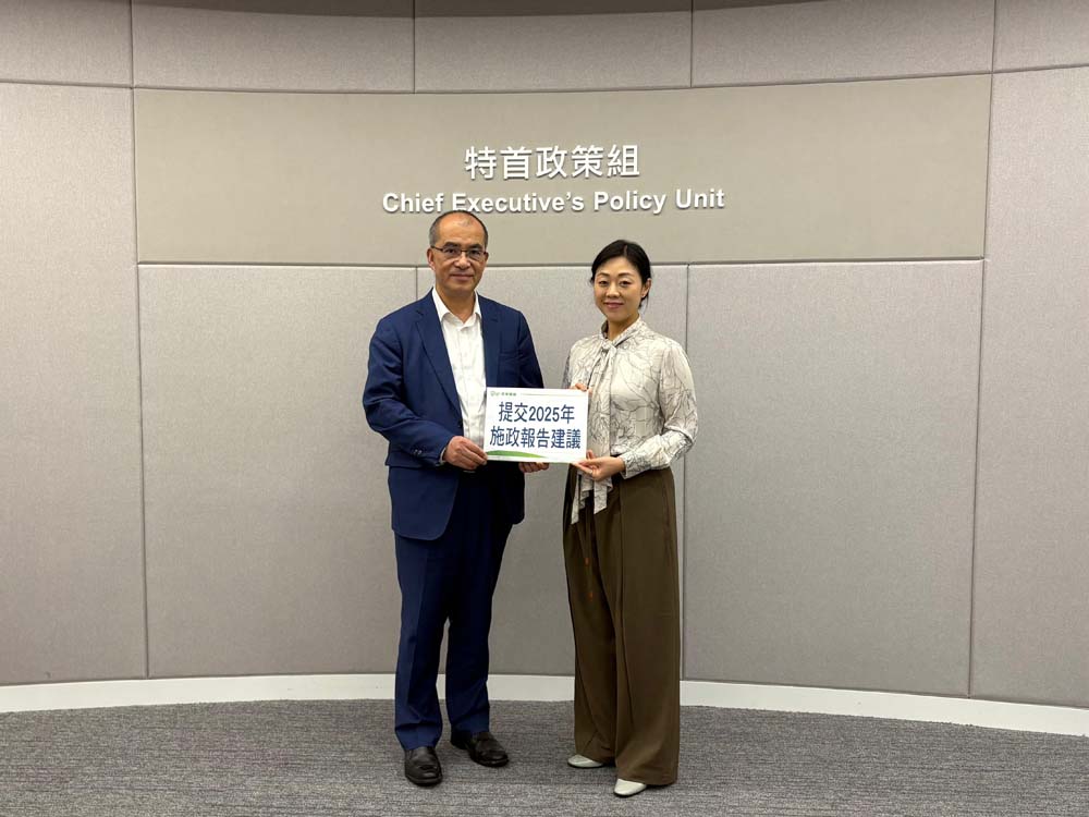 青年議會主席張瑞祺（右）向特首政策組提交建議書。