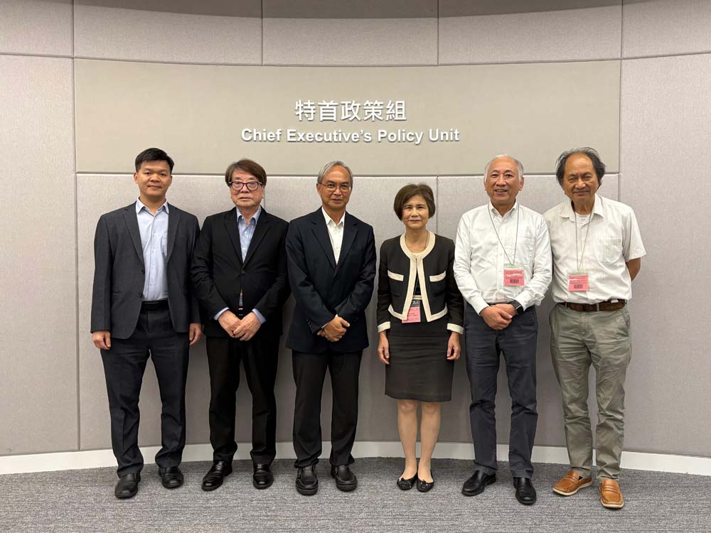 關家明與雋悦工作室主席關文珊（右三）、秘書陳鴻烈（左二）、執行委員陳恒（右二）及成員羅慶琮（右一）會面交流。