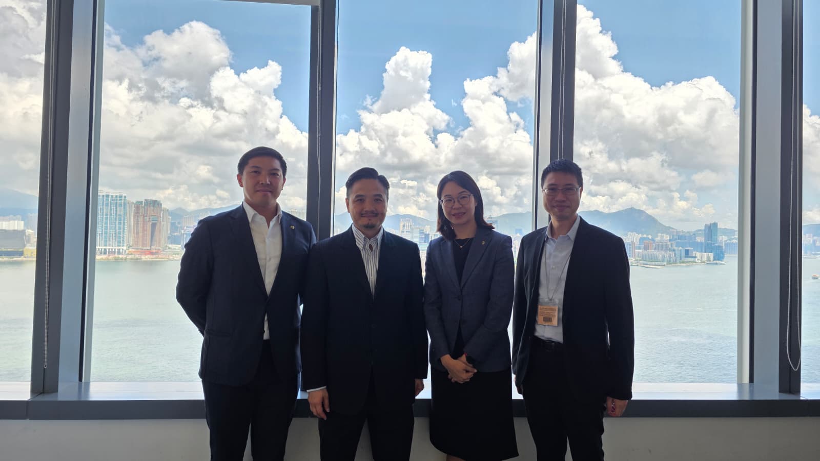 黃元山博士與阿斯利康香港有限公司中國香港及澳門總經理吳珊（右二）、准入主管黃主政（右一）、香港醫學事務負責人（生物製藥及罕見病）黃天鴻（左一）、企業事務主管周子烈會面。