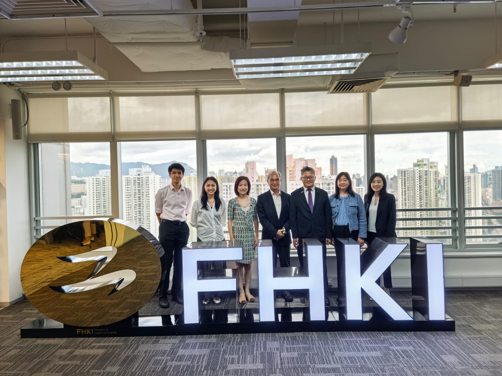 關家明與香港工業總會常務副主席陳偉聰（右三）、副主席吳慧君（左三）、總裁陳心愉（右二），以及政策、研究及企業傳訊主管陳清華（左一）和經理梅家豪會面。