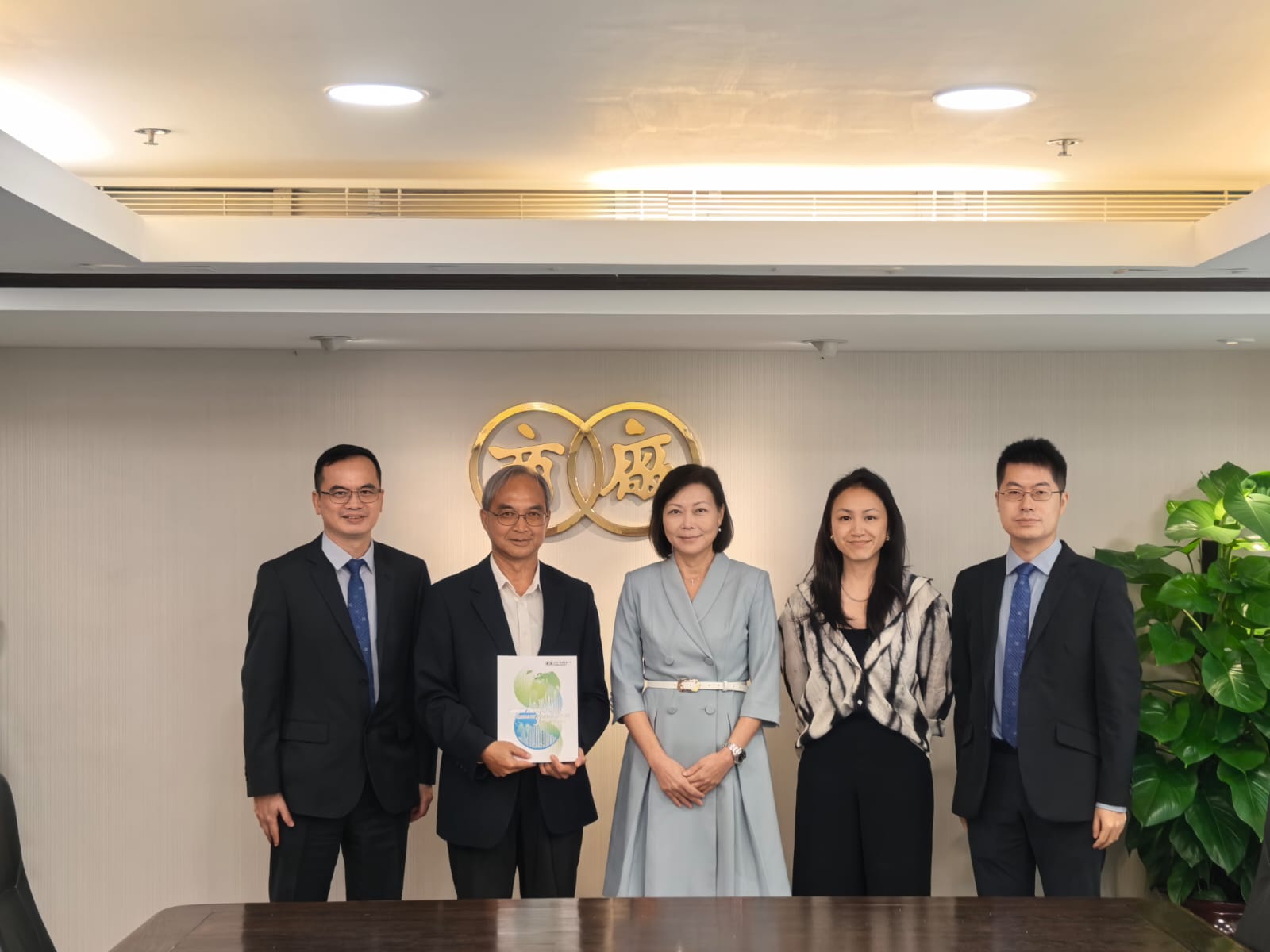關家明與中華廠商聯合會行政總裁吳潔貞（中）、副行政總裁兼政策研究總監顏紅曉（左一）及助理政策研究總監韓嘉冠（右一）會面。