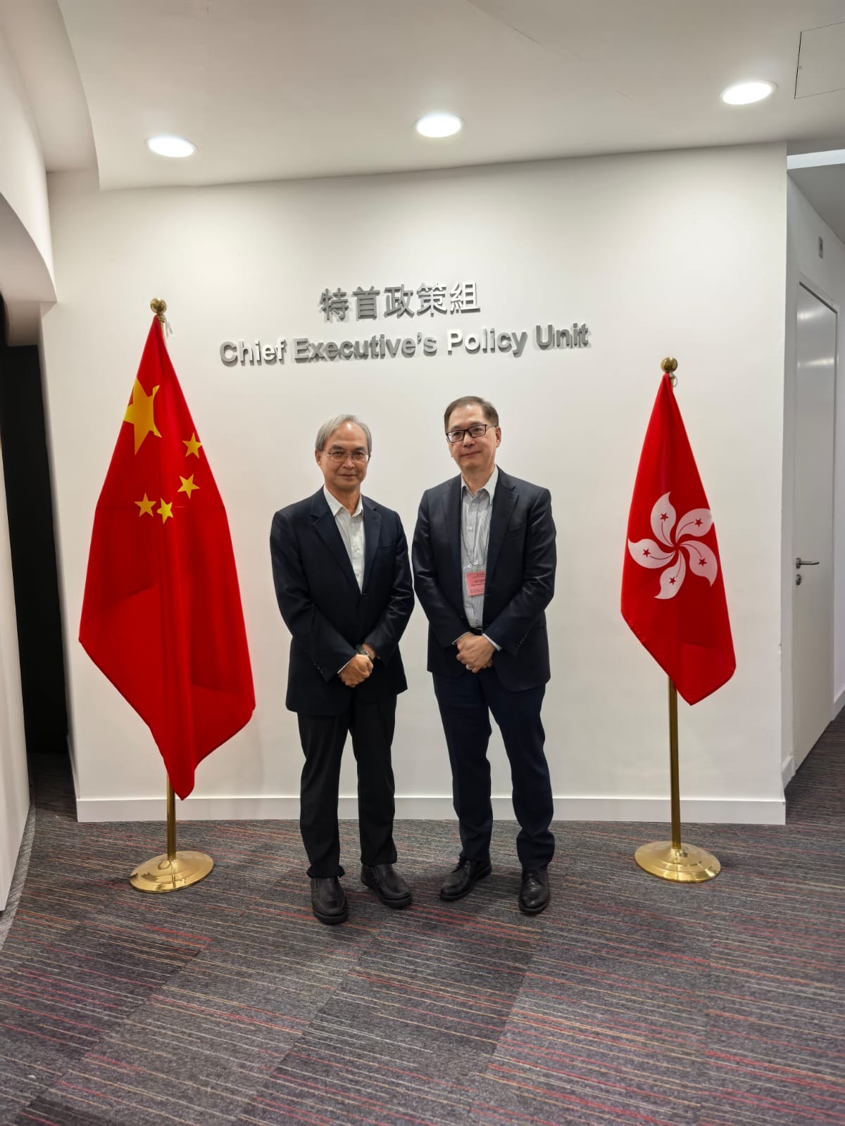 關家明與香港大學社會學講座教授方偉晶（右）會面。