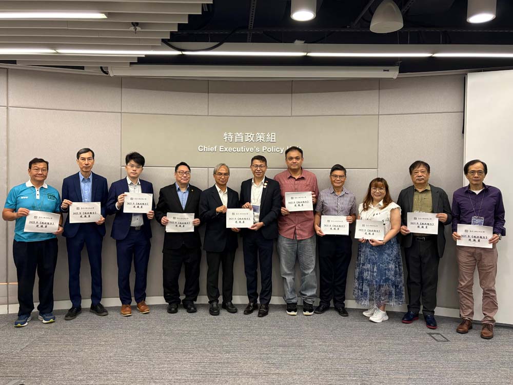 關家明與香港公務員總工會主席馮傳宗（右六）、副主席蔡永祥（左四）、副總秘書（外務）許世強（右五）、助理總秘書梁恩兒（右三）、秘書呂振雄（左一）、會務顧問容繼榮（右四）、陸偉賢（左二）、特邀委員阮章明（右二）、梁子超（左三）及王紀中（右一）會面。