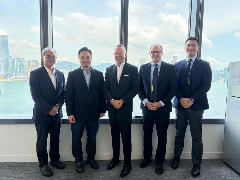 黃元山博士及關家明與香港英國商會會長麥冠明（Paul McComb，中）、香港英國商會政策委員會主席兼滙豐銀行亞太區集團公共事務董事總經理Charlie Butcher（右二），以及香港英國商會行政及政策助理張亦超（右一）會面。