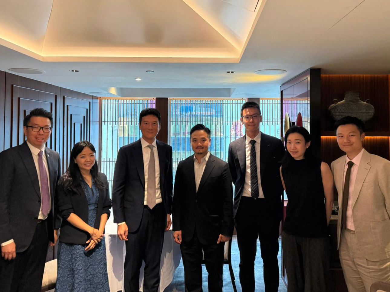 黃元山博士與香港交易所市場總管余學勤（左三）、集團戰略主管蔡偉傑（右三）、集團首席傳訊總監吳暿華（左一）及公共事務高級副總裁葉菁蓉（左二）會面。